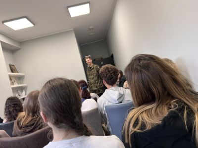 Niesienie pomocy osobie ,która jest na wózku inwalidzkim