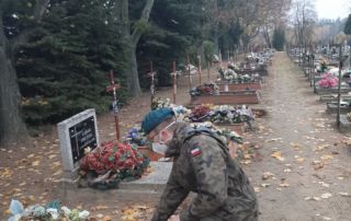 Korpus Kadetów roznosi kwiaty na cmentarzu z okazji 1 listopada