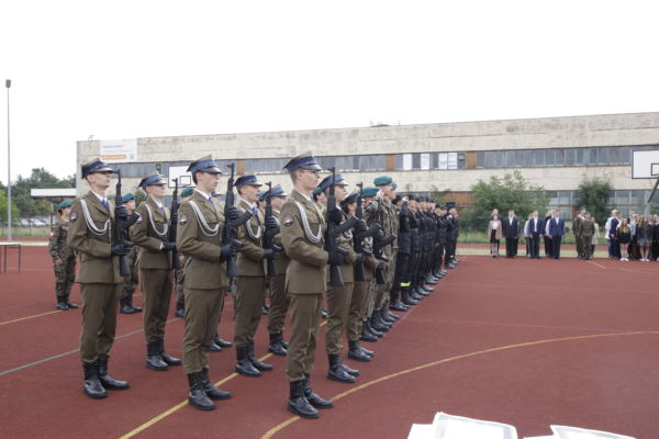 Uroczystość nadania aktów mianowania klasom mundurowym w ZST