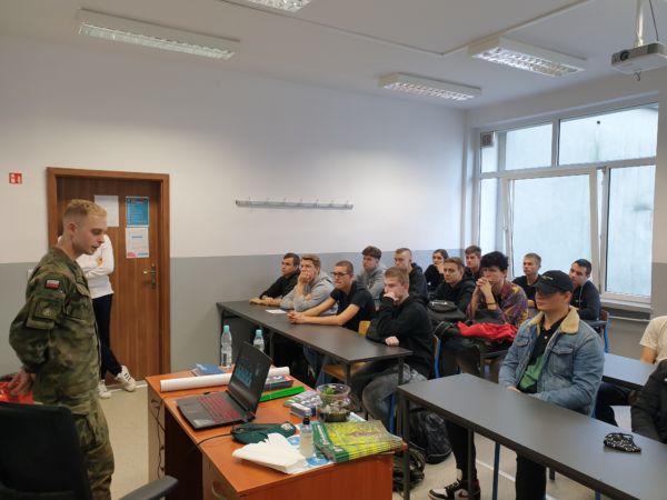 Zespół Szkół Technicznych gościł dzisiaj przedstawiciela Wojskowej Akademii Technicznej- Pana Podchorążego Sebastiana Mazurka