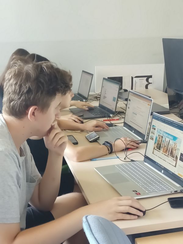 Mobilność osób uczących się i kadry (KA121-VET) Projekt numer 2021-1-PL01-KA122-VET-000017142 "Uczeń w strefie nowych technologii"