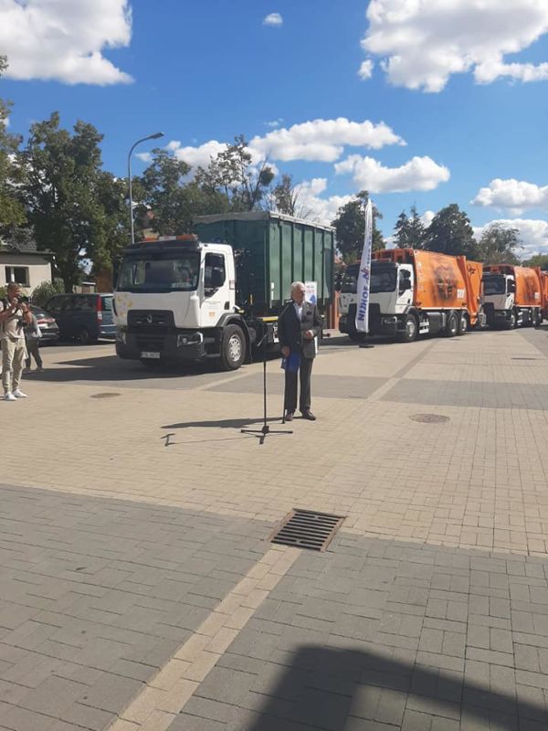 Uroczystość przekazania pojazdów do eksploatacji, zorganizowanej na terenie Targowiska Miejskiego w Śremie