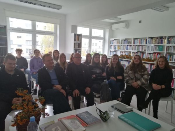 45. Międzynarodowy Listopad Poetycki Uczniowie klasy 3c uczestniczyli w wyjątkowej lekcji poetyckiej, która odbyła się w Bibliotece Publicznej w Śremie. Podczas spotkania swoją próbkę twórczości zaprezentowali Andrzej Dębkowski i Michał Piętniewicz. Była to doskonała okazja do popularyzacji poezji.