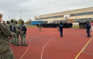 dzięki współpracy z Komendą Powiatową Policji w Śremie grupa realizacyjna śremskiej komendy zorganizowała zajęcia dla uczniów klas policyjnych.