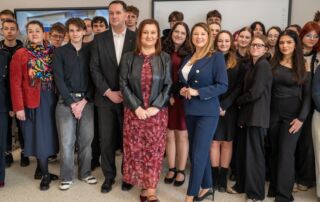 W naszej szkole mieliśmy zaszczyt gościć wyjątkowych przedstawicieli władz oświatowych: Paulinę Piechnę-Więckiewicz – Podsekretarz Stanu w Ministerstwie Edukacji Narodowej, Wielkopolskiego Kuratora Oświaty dr. Igora Bykowskiego oraz Izabelę Liebert–Jędroszkowiak – Wielkopolską Wicekurator Oświaty.