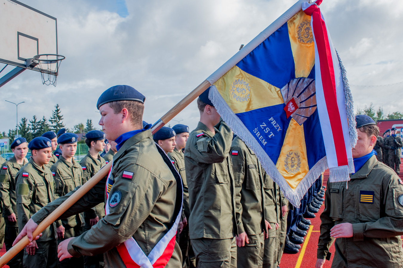 _DSC0043 uroczystość oficjalnego otwarcia oddziałów mundurowych połączona ze ślubowaniem klas pierwszych