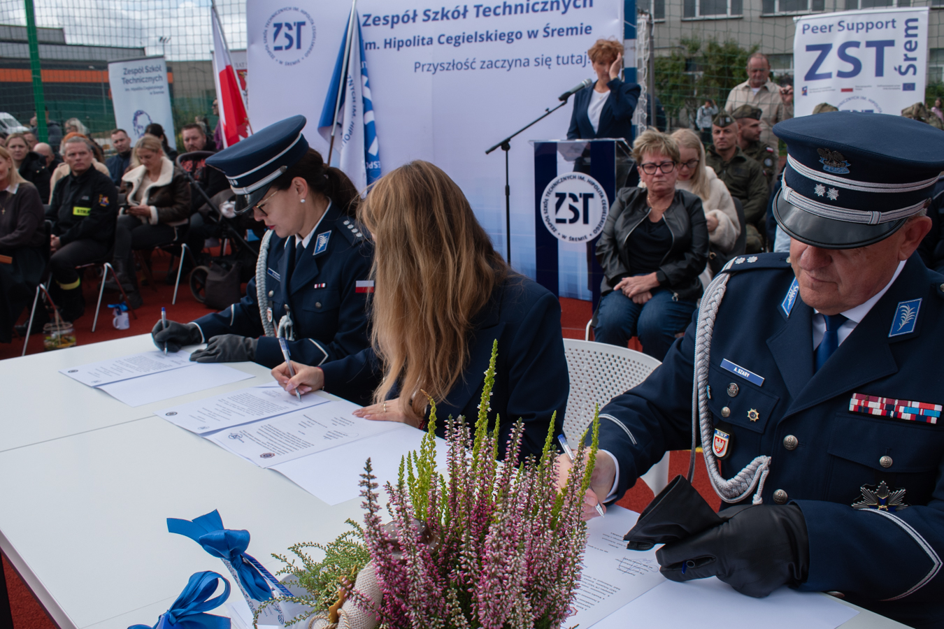 _DSC0483 uroczystość oficjalnego otwarcia oddziałów mundurowych połączona ze ślubowaniem klas pierwszych