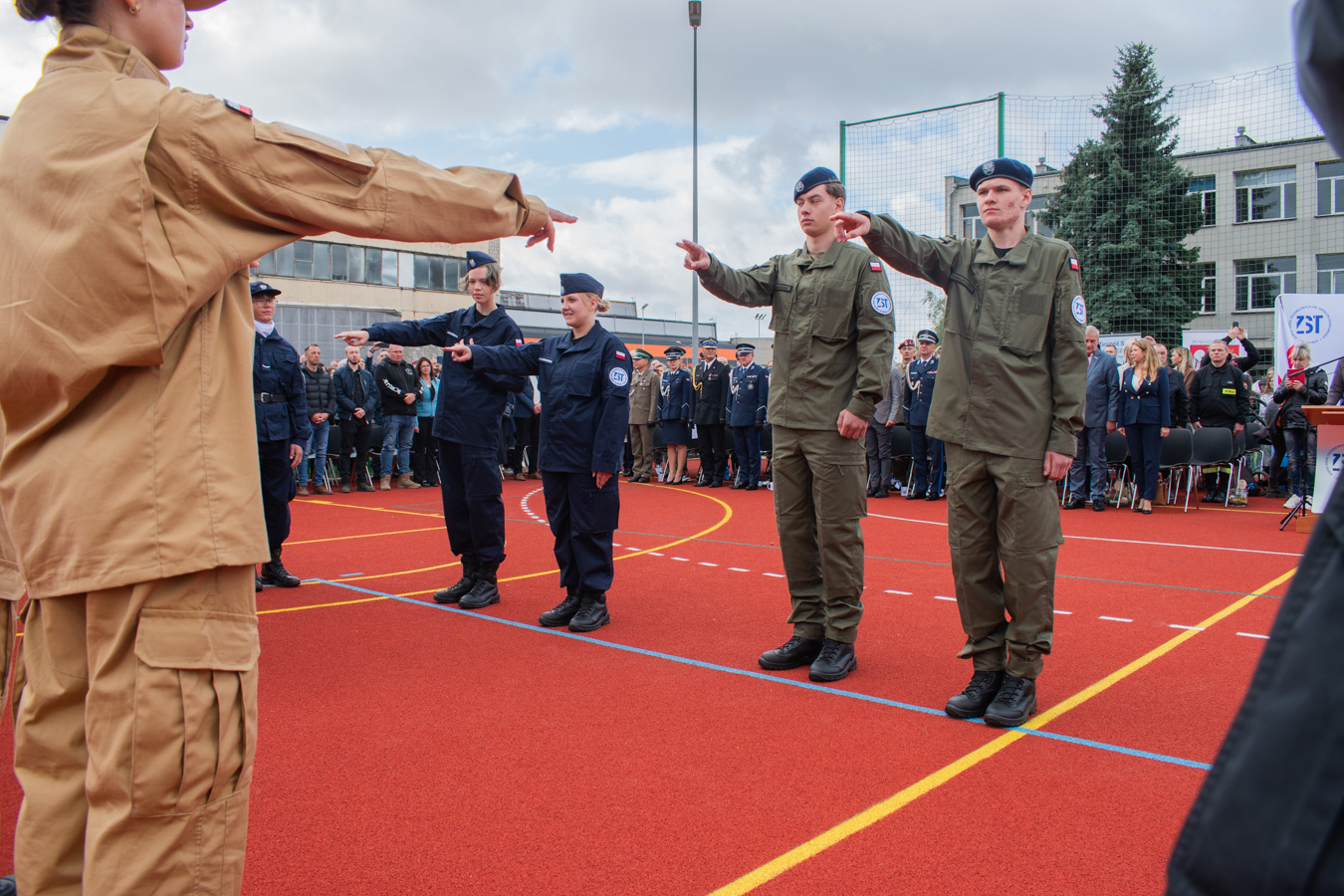 DSC_0079 uroczystość oficjalnego otwarcia oddziałów mundurowych połączona ze ślubowaniem klas pierwszych